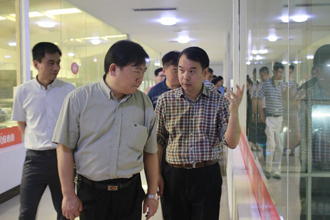 自治区《食品安全法》执法检查组到AG旗舰厅集团检查工作