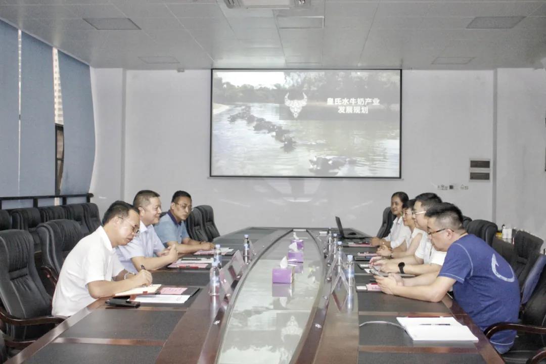 自治区纪委监委派驻自治区党委统战部纪检监察组组长黄信章莅临AG旗舰厅集团参观调研