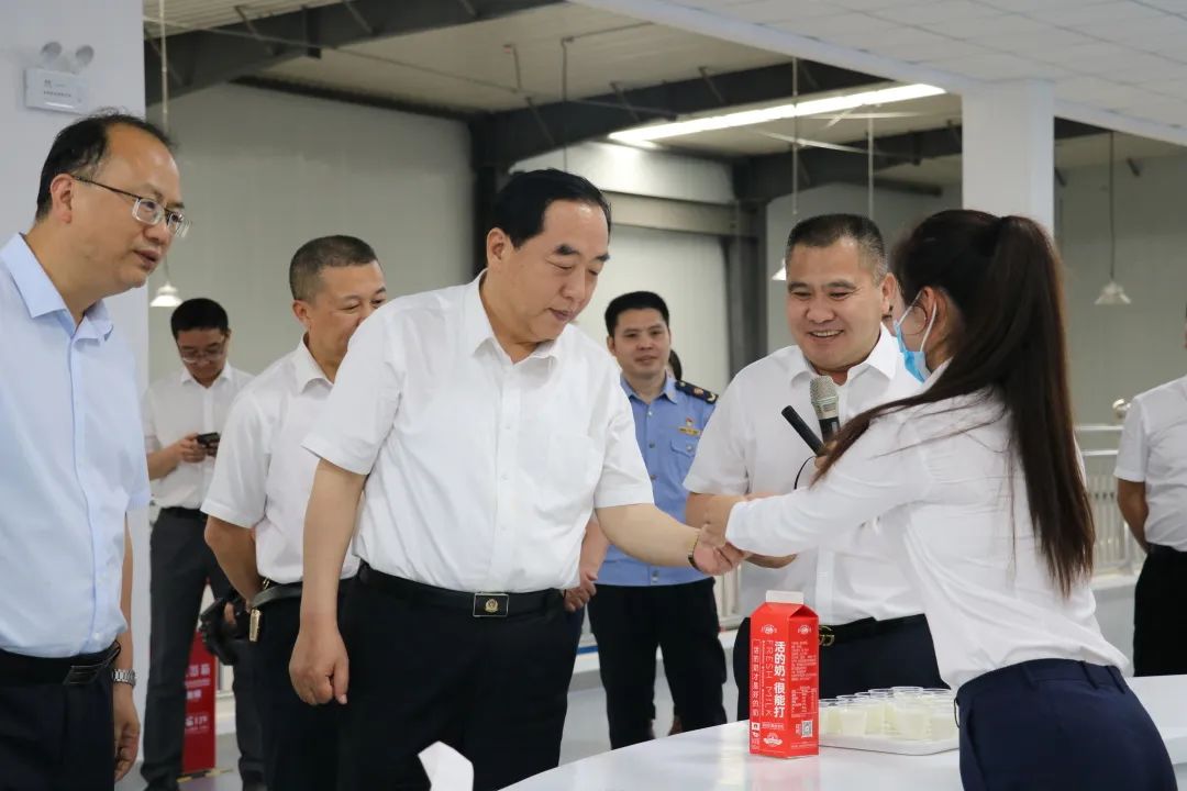 贵州省副省长董家禄一行莅临AG旗舰厅集团遵义乳业调研指导
