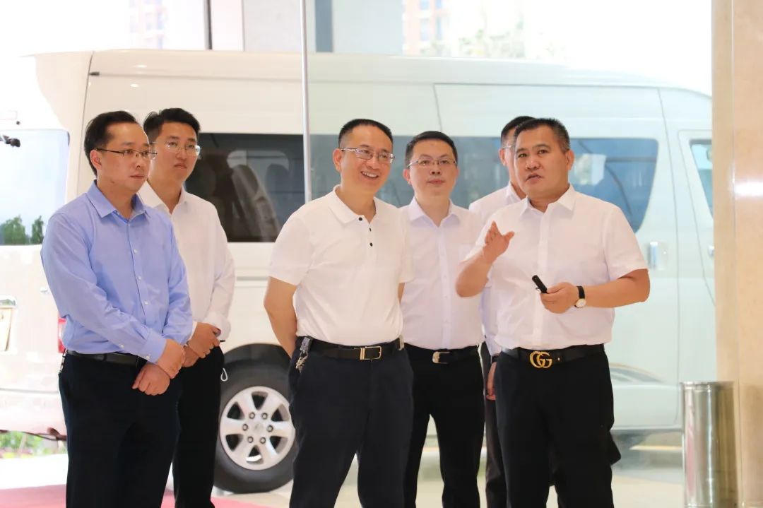 遵义市人大常委会副主任、红花岗区委书记刘东明莅临AG旗舰厅集团遵义乳业调研指导