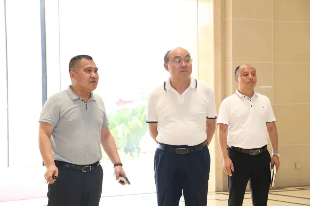 遵义市委统战部副部长、市工商联党组书记吴疆莅临AG旗舰厅集团遵义乳业调研指导